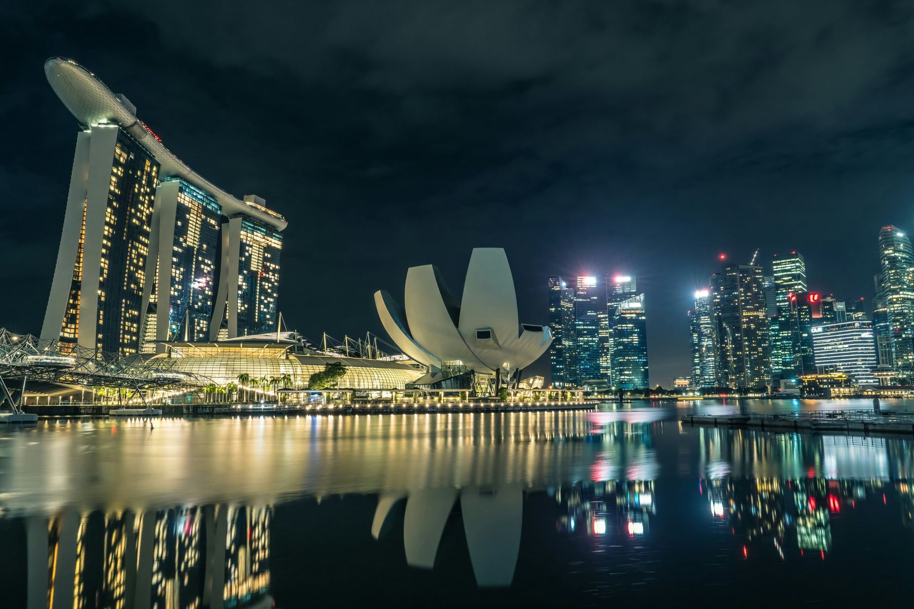 Marina Bay Sands e o horizonte de Singapura refletidos na água à noite