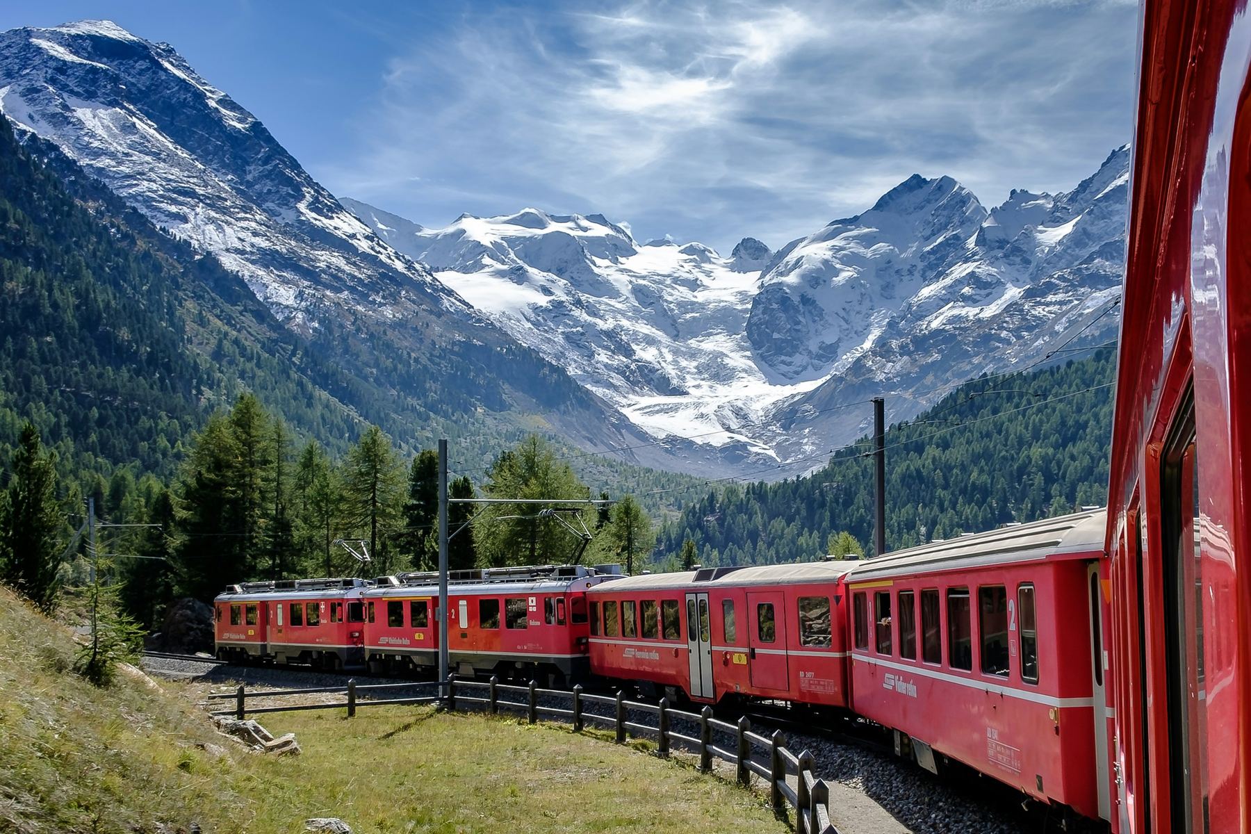 Bernina Express vermelho na curva de Montebello, com o Glaciar Morteratsch ao fundo