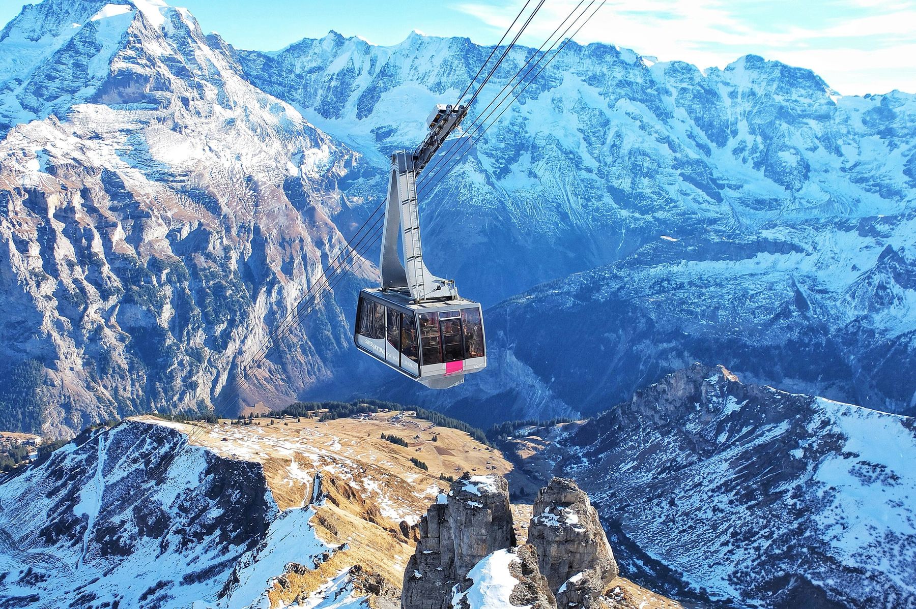 Teleférico do Schilthorn suspenso sobre o vale nevado, em Mürren, na Suíça